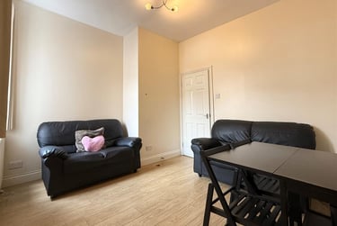2 bed flat, Eighth Avenue, Heaton, Newcastle, NE65YB - Image 2